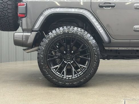 Used 2025 Jeep Wrangler Unlimited Sahara w/ Safety Group AWD/4WD image 12