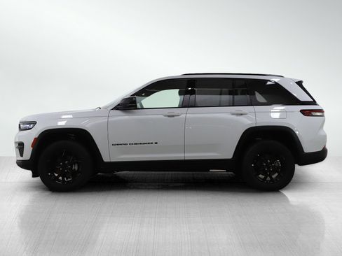Used 2025 Jeep Grand Cherokee Altitude image 2