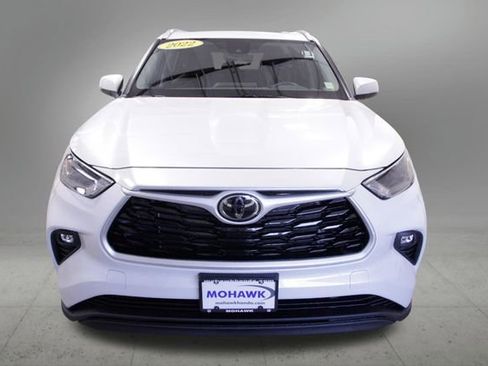 Used 2022 Toyota Highlander XLE AWD/4WD image 9