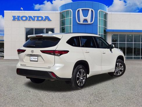 Used 2021 Toyota Highlander XLE FWD image 3