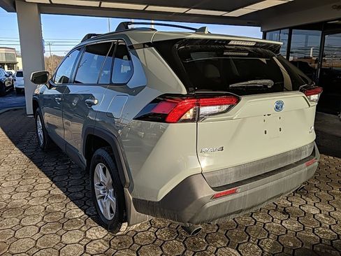 Used 2021 Toyota RAV4 XLE w/ Convenience Package image 9
