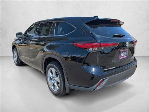 Used 2021 Toyota Highlander LE AWD/4WD image 8