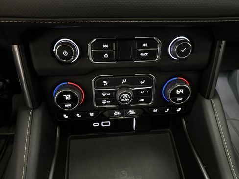 Used 2022 Chevrolet Tahoe Premier AWD/4WD image 38