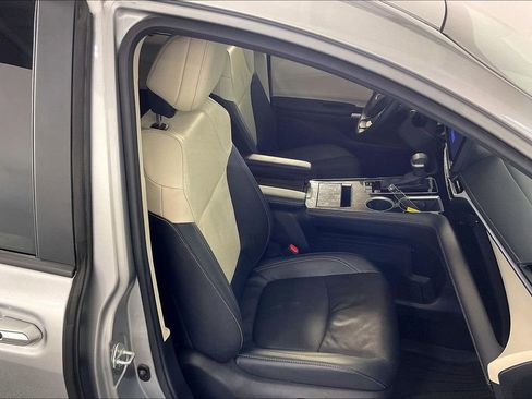 Used 2025 Toyota Sienna Platinum AWD/4WD image 10