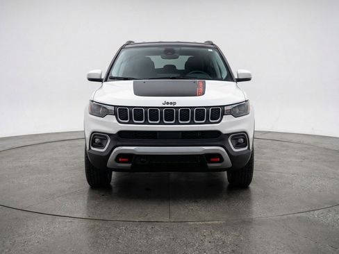 Used 2025 Jeep Compass Trailhawk AWD/4WD image 2