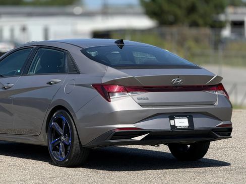 Used 2021 Hyundai Elantra SEL FWD image 16