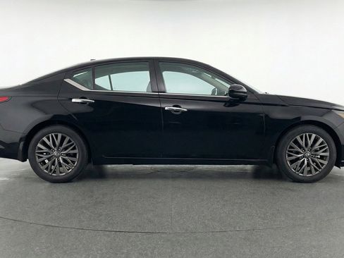 Used 2025 Nissan Altima 2.5 SV image 9