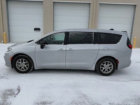 Used 2024 Chrysler Pacifica Touring-L image 7