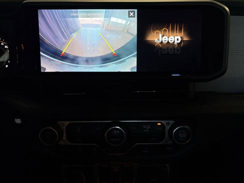 Used 2025 Jeep Wrangler Sport image 13