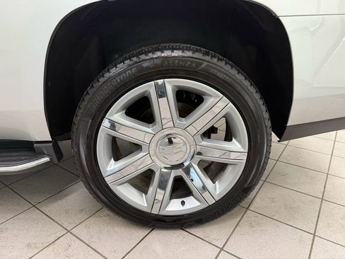 Used 2017 Cadillac Escalade Luxury AWD/4WD image 13