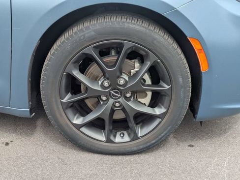 Used 2024 Chrysler Pacifica Limited w/ S Appearance Package FWD image 11