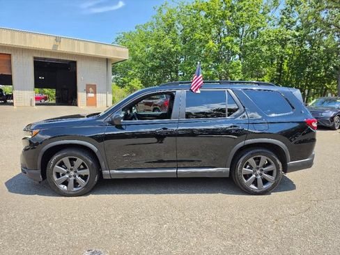 Used 2025 Honda Pilot Sport image 2
