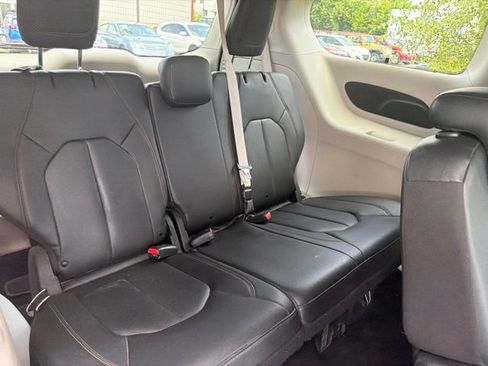 Used 2020 Chrysler Pacifica Touring-L FWD image 24