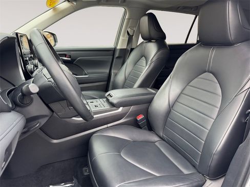 Used 2022 Toyota Highlander XLE image 9