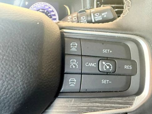 Used 2024 Jeep Wagoneer L Series II RWD image 20