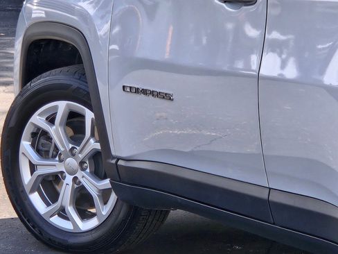 Used 2024 Jeep Compass Latitude image 15