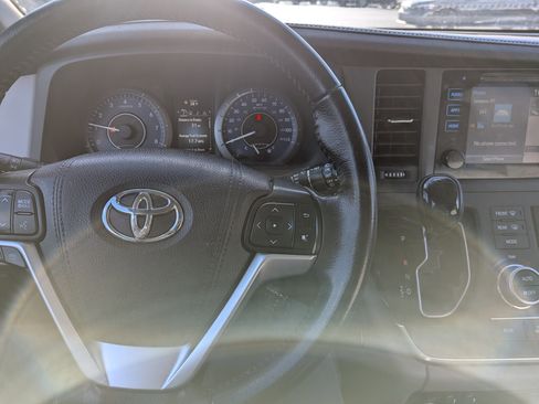Used 2015 Toyota Sienna XLE image 19