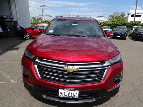 Used 2023 Chevrolet Traverse LT w/ Rear Camera Mirror Package FWD image 6