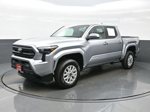 Used 2025 Toyota Tacoma SR5 image 2