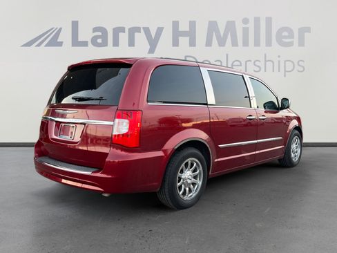 Used 2013 Chrysler Town & Country Touring image 5