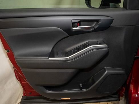 Certified 2024 Toyota Highlander XLE image 14