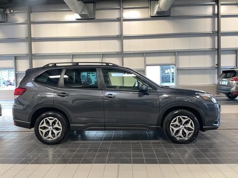 Used 2023 Subaru Forester Premium image 4