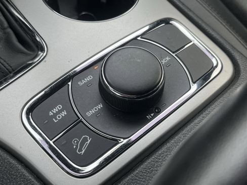 Used 2018 Jeep Grand Cherokee Limited AWD/4WD image 12