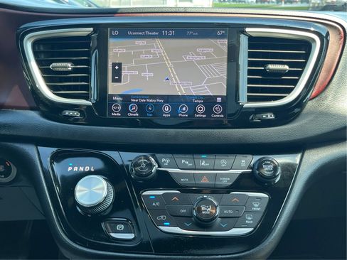 Used 2020 Chrysler Pacifica Touring-L FWD image 18
