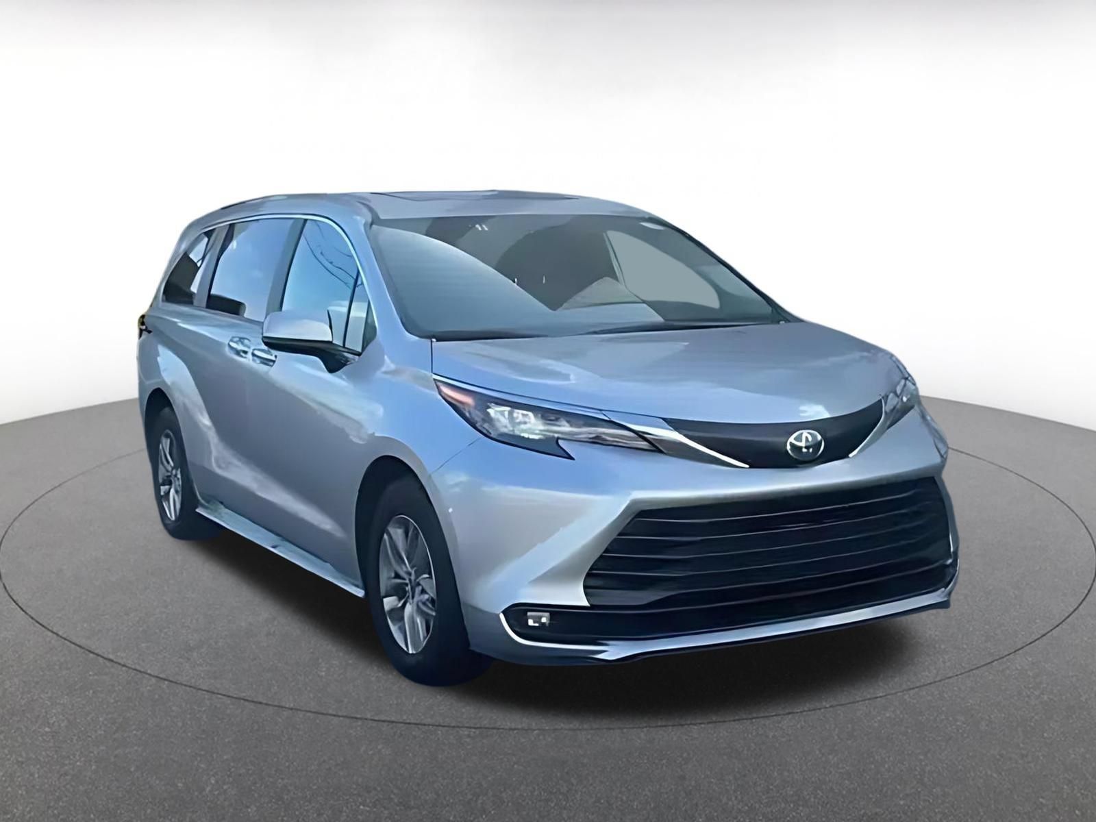 Used 2025 Toyota Sienna XLE FWD image 2