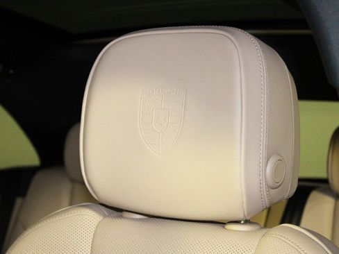 Certified 2025 Porsche Macan image 14