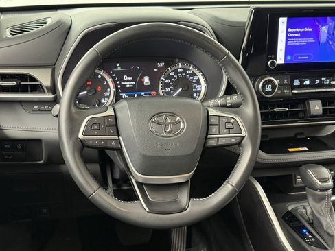 Used 2024 Toyota Highlander XLE image 33