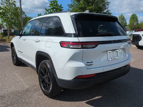 Used 2025 Jeep Grand Cherokee Altitude image 4