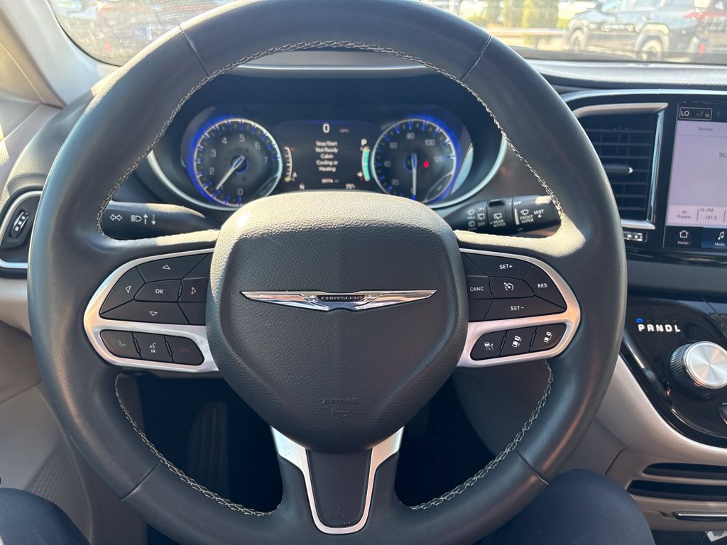 Used 2024 Chrysler Pacifica Touring-L FWD image 2