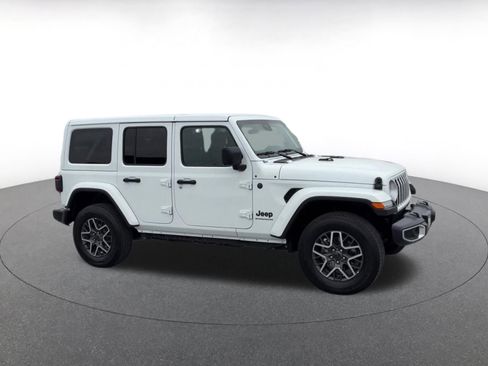 Used 2025 Jeep Wrangler Sahara image 2