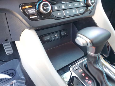 Certified 2017 Kia Niro Touring image 25
