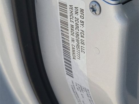 Used 2023 Chrysler Pacifica Touring-L image 34