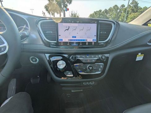 New 2025 Chrysler Pacifica Select FWD image 23