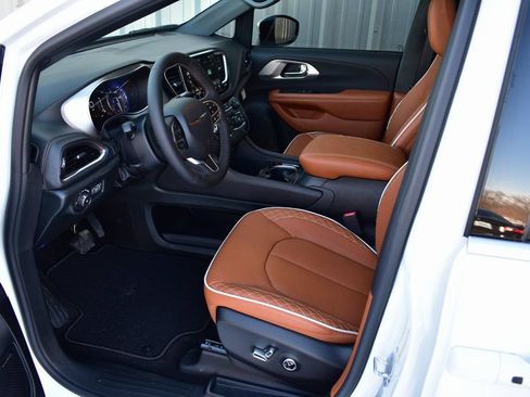 New 2026 Chrysler Pacifica Pinnacle image 18