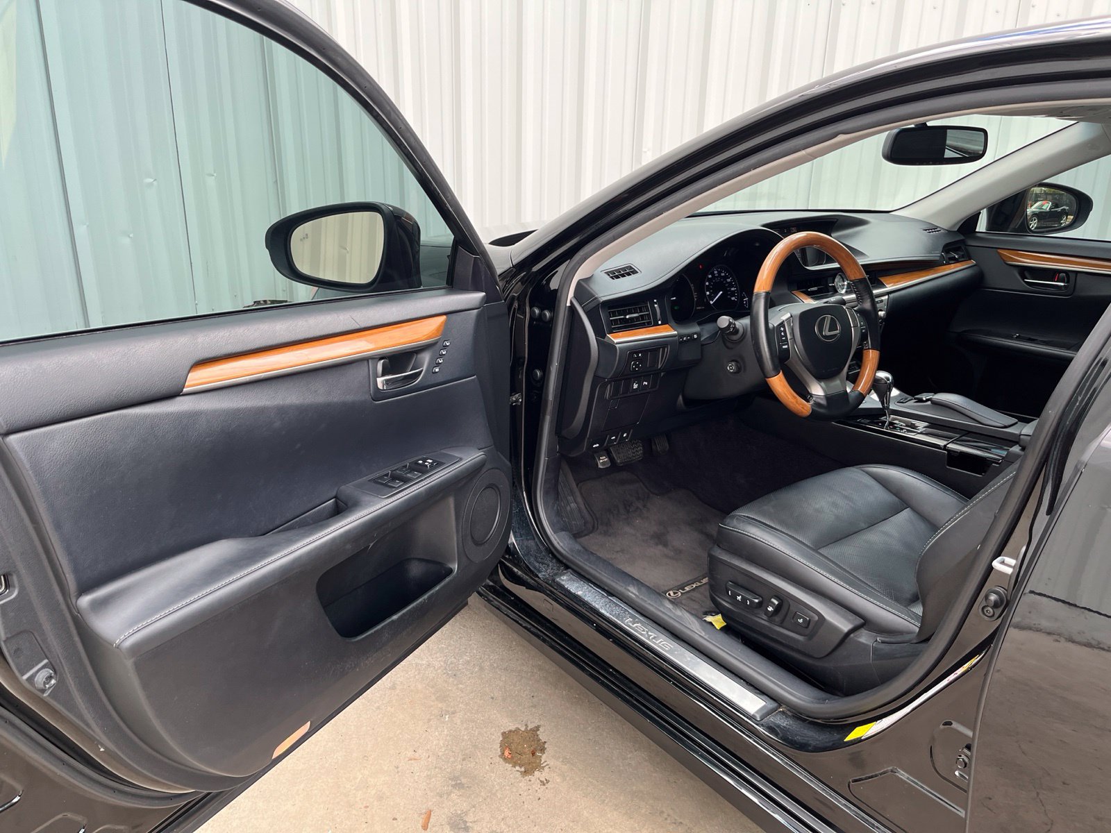 Used 2015 Lexus ES 300h w/ Navigation System Package FWD image 10