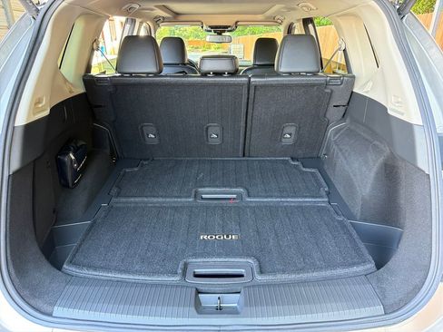Used 2025 Nissan Rogue SL w/ Tech Package FWD image 33