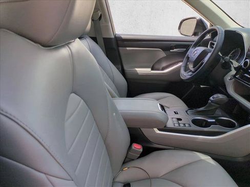 Used 2023 Toyota Highlander XLE FWD image 23