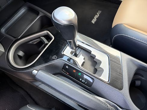 Used 2018 Toyota RAV4 Limited FWD image 35