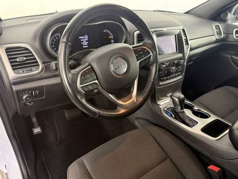 Used 2019 Jeep Grand Cherokee Laredo AWD/4WD image 15