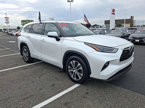 Used 2022 Toyota Highlander XLE AWD/4WD image 3