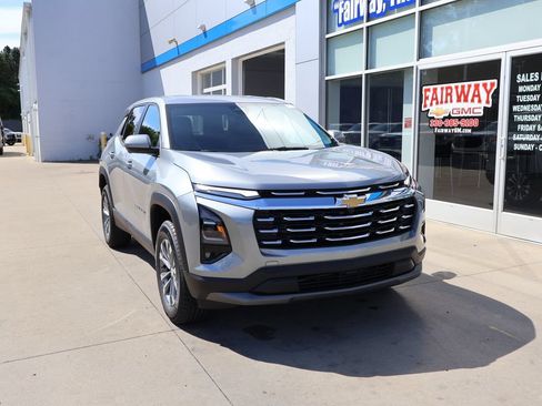 New 2026 Chevrolet Equinox LT w/ Convenience Package II AWD/4WD image 2