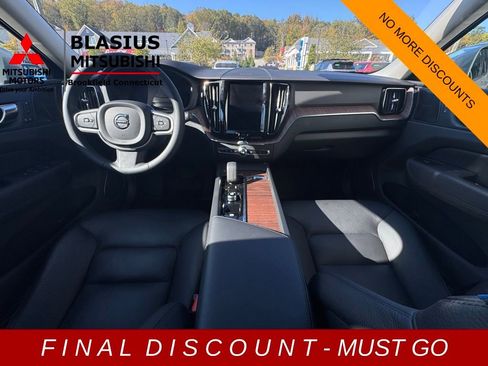 Used 2022 Volvo XC60 B5 Momentum w/ Climate Package image 22
