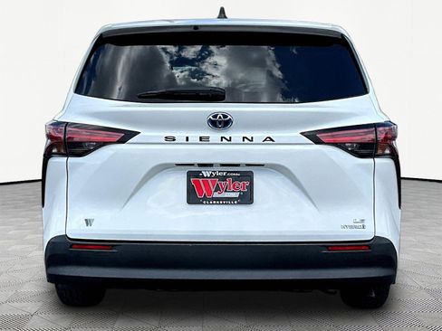 Used 2021 Toyota Sienna LE FWD image 5