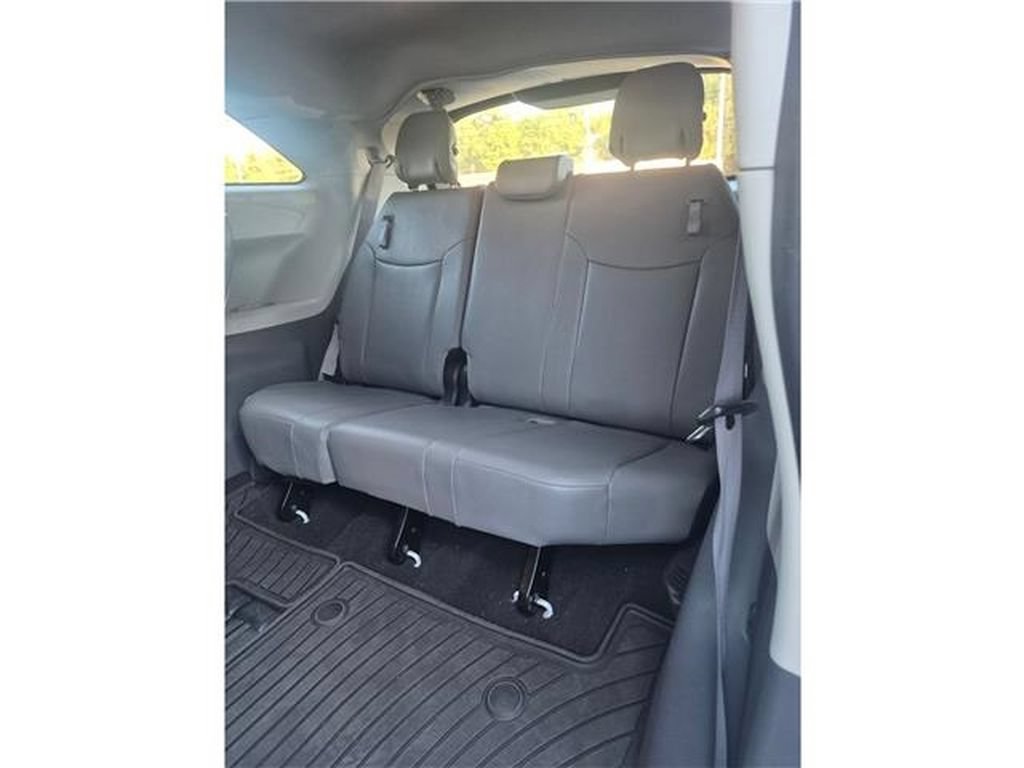 Used 2023 Toyota Sienna XLE FWD image 4
