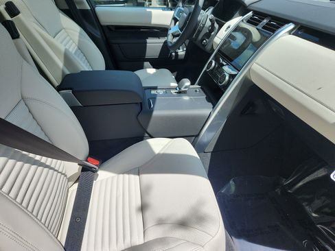 Used 2025 Land Rover Discovery S image 3