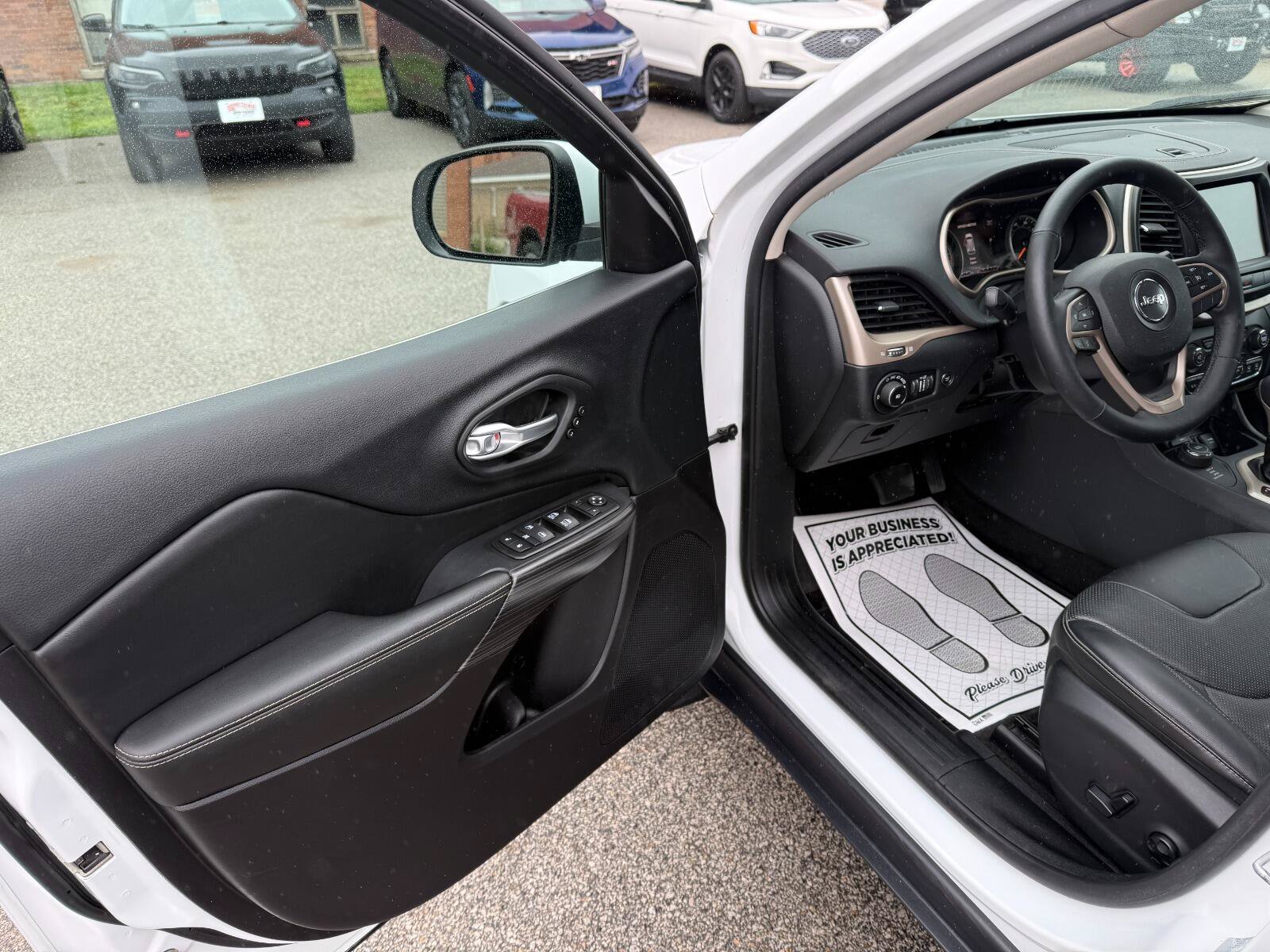 Used 2015 Jeep Cherokee Limited w/ Luxury Group AWD/4WD image 9